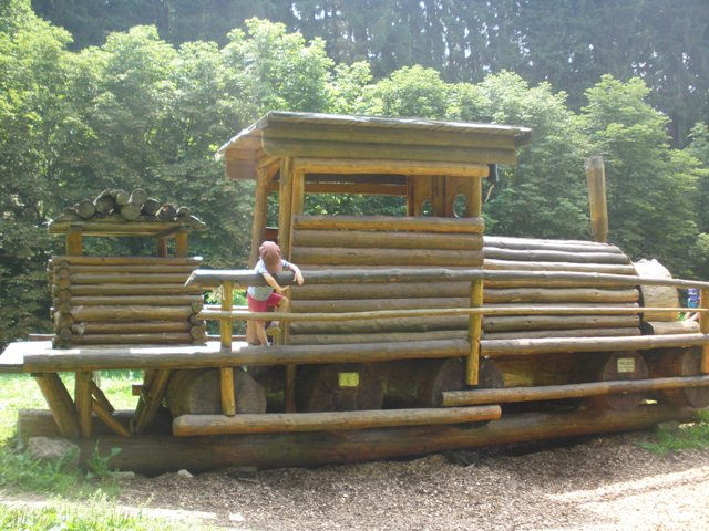 dřevěné stavby z parku u Prelátova pramene